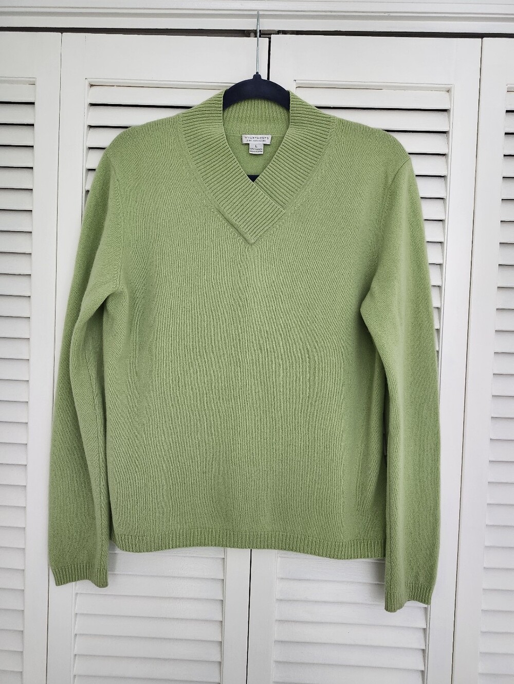 Investment Womens Pistachio Green V-Neck Sweater 100% Cashmere New No Tag